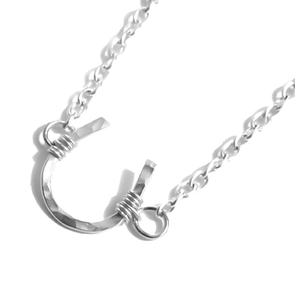 925 Sterling Silver Hammered Textured Horseshoe Necklace - Picture 3 of 7
